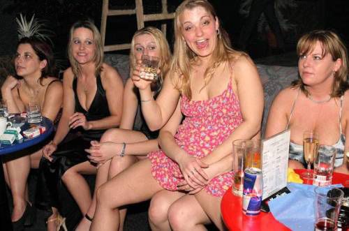 Пьяные подруги сосут на вечеринке